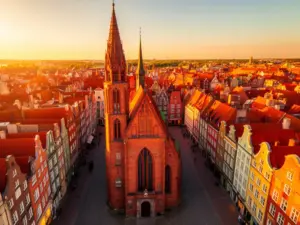 Ceglane kościoły Gdańsk – gotycka architektura sakralna w centrum Głównego Miasta widziana z lotu ptaka