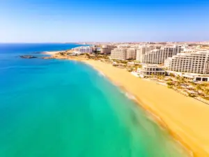 Piękna plaża na Cyprze idealna na last minute all inclusive Cypr - turkusowe morze i hotele nad brzegiem