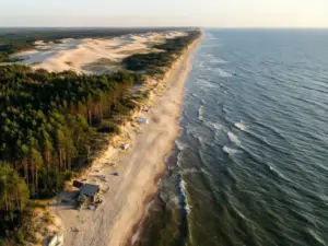 Łeba noclegi nad Morzem Bałtyckim z widokiem na plażę i ruchome wydmy Słowińskiego Parku Narodowego
