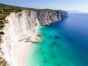 Białe klify i turkusowa woda na wyspie Lefkada Grecja - widok z lotu ptaka na plażę Porto Katsiki