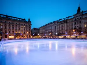 Lodowisko Warszawa - nowoczesna lodowa tafla w centrum miasta oświetlona wieczorem zimą
