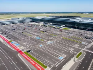 Lotnisko Gdańsk parking - widok z lotu ptaka na strefy parkingowe przy terminalu pasażerskim