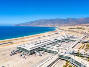 Port lotniczy Malaga-Costa del Sol - główny hub dla lotów do Malagi z widokiem na wybrzeże Morza Śródziemnego