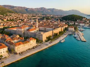 Widok na Split z lotu ptaka - starówka i port, idealne miejsce docelowe dla osób szukających lotów Split
