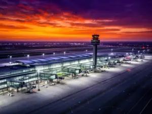 Nowoczesny terminal lotniska Chopina w Warszawie o zachodzie słońca – loty z Warszawy do destynacji w Polsce i Europie