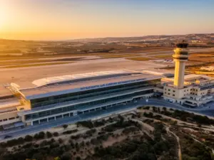 Malta lotnisko – widok na terminal Malta International Airport z lotu ptaka w miejscowości Luqa