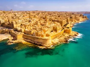 Malta wakacje opinie - widok na stolicę Vallettę i lazurowe wody Morza Śródziemnego z lotu ptaka