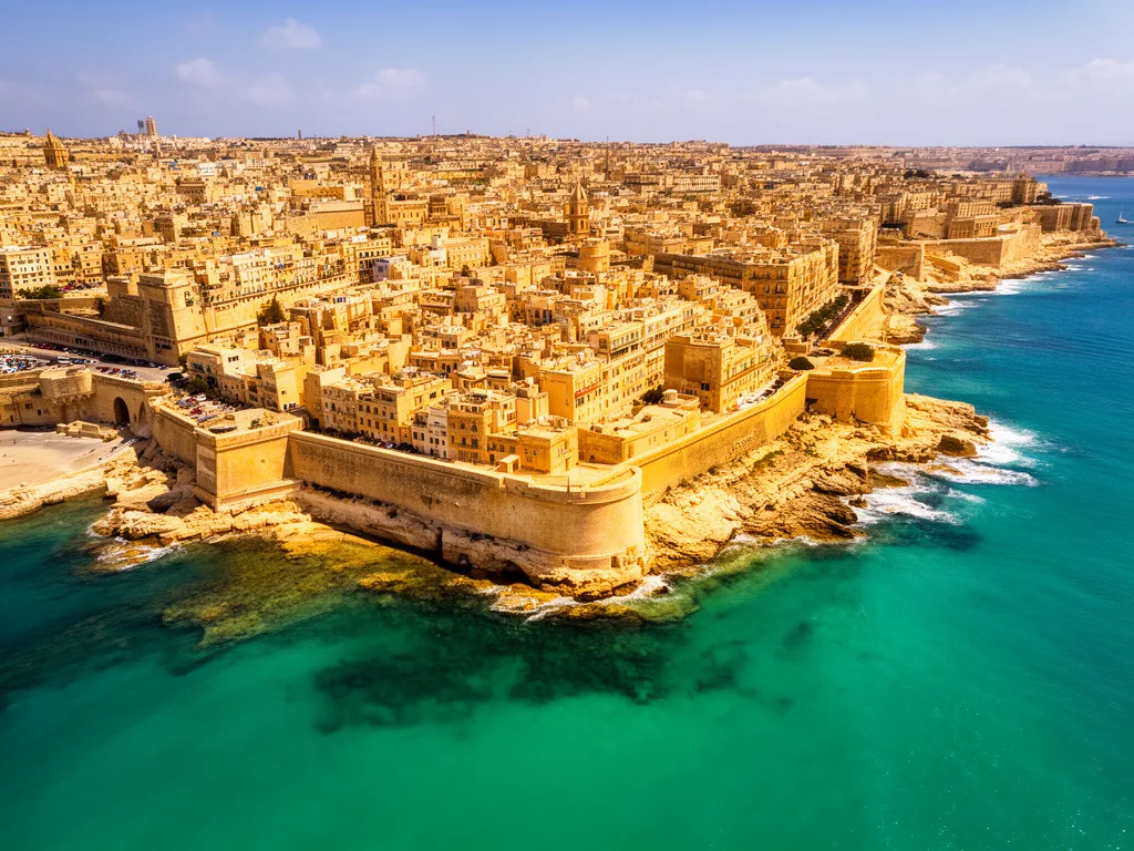 Malta wakacje opinie - widok na stolicę Vallettę i lazurowe wody Morza Śródziemnego z lotu ptaka