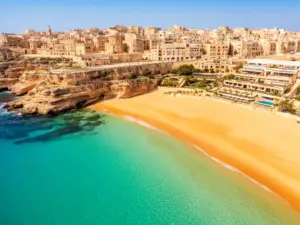 Malownicza plaża na Malcie z turkusową wodą idealna na malta wczasy all inclusive