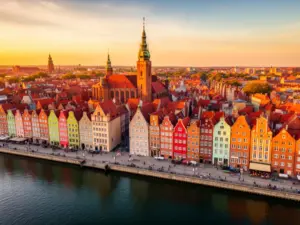 Mapa Gdańsk - widok na Starówkę z kolorowymi kamienicami nad Motławą i zabytkowymi ulicami centrum miasta
