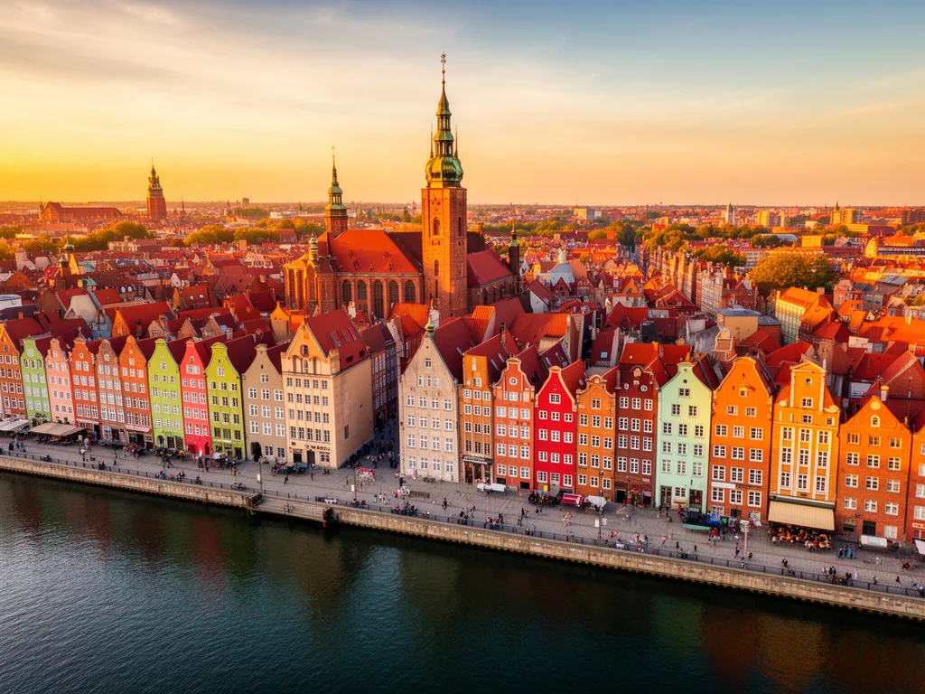 Mapa Gdańsk - widok na Starówkę z kolorowymi kamienicami nad Motławą i zabytkowymi ulicami centrum miasta