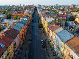 Mapa Google Łódź pokazująca ulicę Piotrkowską z kolorowymi kamienicami i muralami w centrum miasta