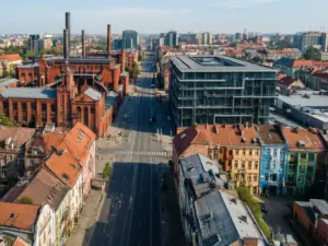 Mapa Łodzi przedstawiająca centrum miasta z ulicą Piotrkowską i charakterystycznymi zabytkami architektury przemysłowej