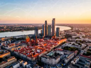 Mapa Warszawa przedstawiająca centrum miasta z Wisłą, wieżowcami i Starym Miastem z lotu ptaka