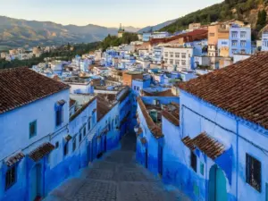 Niebieskie uliczki Chefchaouen w Maroku – idealne miejsce na wyjazd maroko last minute z atrakcyjnymi cenami