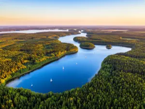 Mazury atrakcje - widok z lotu ptaka na Krainę Wielkich Jezior Mazurskich z żaglówkami i lasami