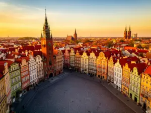 Widok z lotu ptaka na rynek staropolskiego miasta – charakterystyczny krajobraz miast polski z kamieniczkami i ratuszem
