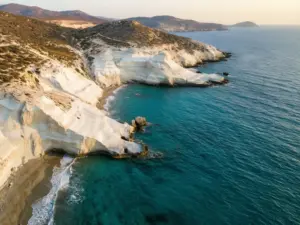 Biała plaża Sarakiniko na wyspie Milos Grecja z wulkanicznymi formacjami skalnymi i turkusowym morzem