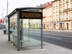 Nowoczesny przystanek autobusowy z tablicą informacyjną MPK Legnica mapa rozkład jazdy