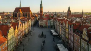 Najpiękniejsze miasta w Polsce - widok z lotu ptaka na zabytkowy rynek ze starymi kamienicami i gotycką architekturą