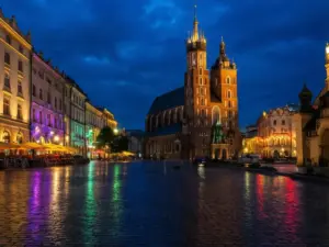 Rozświetlony Rynek Główny w Krakowie nocą – noce Kraków pełne magii i historycznych zabytków