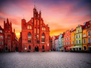 Starówka w Toruniu z ratuszem – idealne miejsce na nocleg Toruń w centrum miasta blisko zabytków