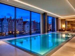 Luksusowy kryty basen w hotelu oferującym noclegi Gdańsk z basenem z widokiem na Stare Miasto