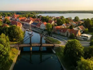 Widok na most obrotowy i jezioro Niegocin w Giżycku – idealne miejsce na noclegi Giżycko nad mazurskimi jeziorami