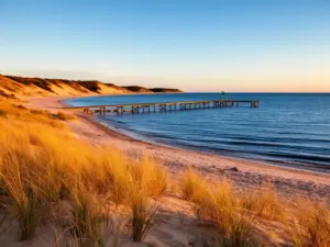 Malownicze wybrzeże Bałtyku z plażą i drewnianym pomostem - idealne miejsce na noclegi nad morzem w Polsce