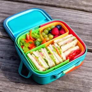 Kolorowy lunchbox z przegródkami na zdrowy obiad dla dzieci podczas rodzinnej wycieczki