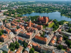 Olsztyn mapa - widok z lotu ptaka na centrum miasta z Starym Miastem i zamkiem, układ ulic i jezior