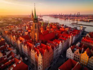 Panorama Gdańsk z lotu ptaka - widok na Stare Miasto, czerwone dachy i Motławę o zachodzie słońca
