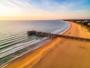 Plaża Sopot z widokiem na drewniane molo i szeroką piaszczystą plażę nad Morzem Bałtyckim