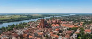 Płock mapa turystyczna pokazująca panoramę miasta nad Wisłą z widocznymi zabytkami i rzeką