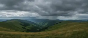 Pogoda Bieszczady 16 dni - widok na góry z dynamicznymi chmurami i zmienną aurą charakterystyczną dla regionu