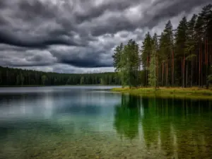 Pogoda Mazury - malowniczy krajobraz mazurskich jezior z dramatycznym niebem zapowiadającym zmienną aurę