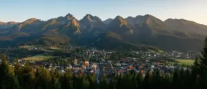 Punkt widokowy widok na Zakopane i Tatry z panoramą miasta i szczytów górskich w tle