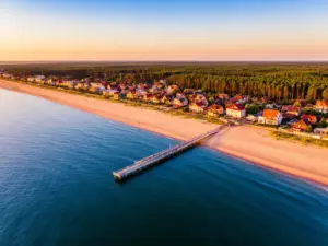 Plaża i molo w Rewalu - popularna miejscowość oferująca noclegi nad Bałtykiem dla turystów