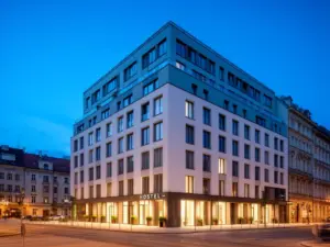 Budynek schroniska młodzieżowego w centrum Warszawy – tani nocleg dla turystów odwiedzających stolicę