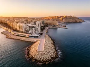 Panorama nadmorskiej promenady Sliema Malta z widokiem na Vallettę po drugiej stronie zatoki
