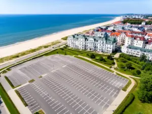 Sopot parking - widok na strefy parkingowe w centrum nadmorskiego kurortu blisko plaży