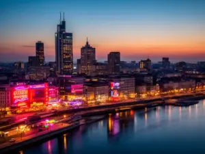 Wieczorna panorama Warszawy z podświetlonymi klubami stand up warszawa przy Wiśle