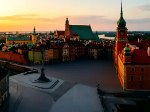 Zamek Królewski i Stare Miasto w Warszawie - stolica Polski widziana z lotu ptaka o zachodzie słońca