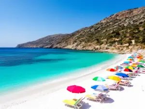 Malownicza plaża śródziemnomorska idealna na wakacje w sukience – turkusowa woda i piaszczysta plaża