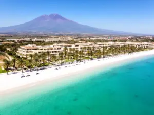 Luksusowy hotel na Sycylii all inclusive z widokiem na morze i Etnę – idealne miejsce na wakacje