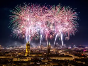 Pokaz ogni sztucznych podczas sylwestra za granicą nad panoramą europejskiego miasta o północy