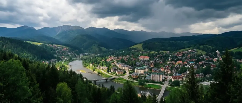 Szczawnica pogoda 16 dni - widok na Pieniny i dolinę Grajcarka z różnymi warunkami atmosferycznymi nad uzdrowiskiem