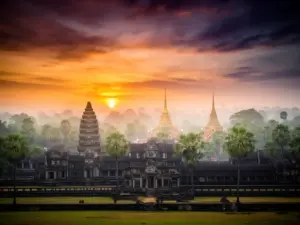 Świątynie Angkor Wat i tajskie budowle na tle tropikalnego krajobrazu symbolizujące podróż Tajlandia Kambodża