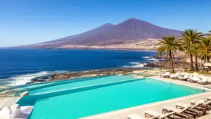 Luksusowy basen hotelowy z widokiem na ocean - idealne miejsce na wakacje teneryfa all inclusive