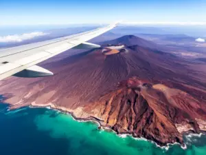 Samolot lecący nad wulkanem Teide na Teneryfie - teneryfa loty z Polski na Wyspy Kanaryjskie